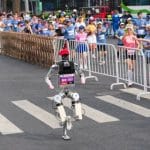 Un robot gagne le semi-marathon de Pékin en 2026