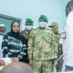 Mali : le président Goïta visite les blessés après les attaques du 25 avril