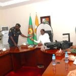 Le Premier ministre nigérien obtient une carte d&rsquo;identité biométrique