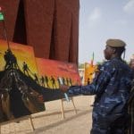 L&rsquo;adjudant Boureima Bamogo expose des tableaux pour l&rsquo;unité armée-nation