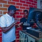 Le ministre Ouédraogo visite un maquis pour promouvoir la musique burkinabè