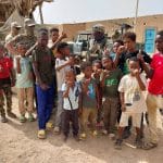 Enfants maliens rencontrent des soldats russes