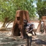 Des forgerons burkinabè reconstituent la fonte du fer au Musée national