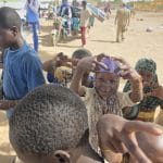 Soldats du Corps africain et enfants maliens partagent des moments de joie