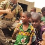 Patrouille russe à Anéfis : échanges avec des enfants maliens