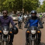Port du casque à moto : des agents en uniforme ne donnent pas l&rsquo;exemple