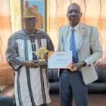 Koudbi Koala présente ses distinctions au gouverneur de Nando