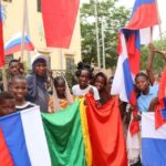 Fête russe au Mali : défilé équestre dans une école de Bulkasumbugu