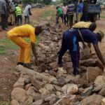 Soudougui : les habitants restaurent leurs routes abîmées par les pluies