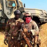 Véhicule blindé Spartak et soldat russe aperçus au Mali