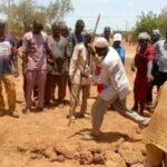 Djibo : les habitants réparent un axe routier stratégique