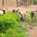 Boromo : Les détenus nettoient le centre médical pour Mandela Day