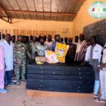 Des orpailleurs offrent du matériel médical au CSPS de Liourougou