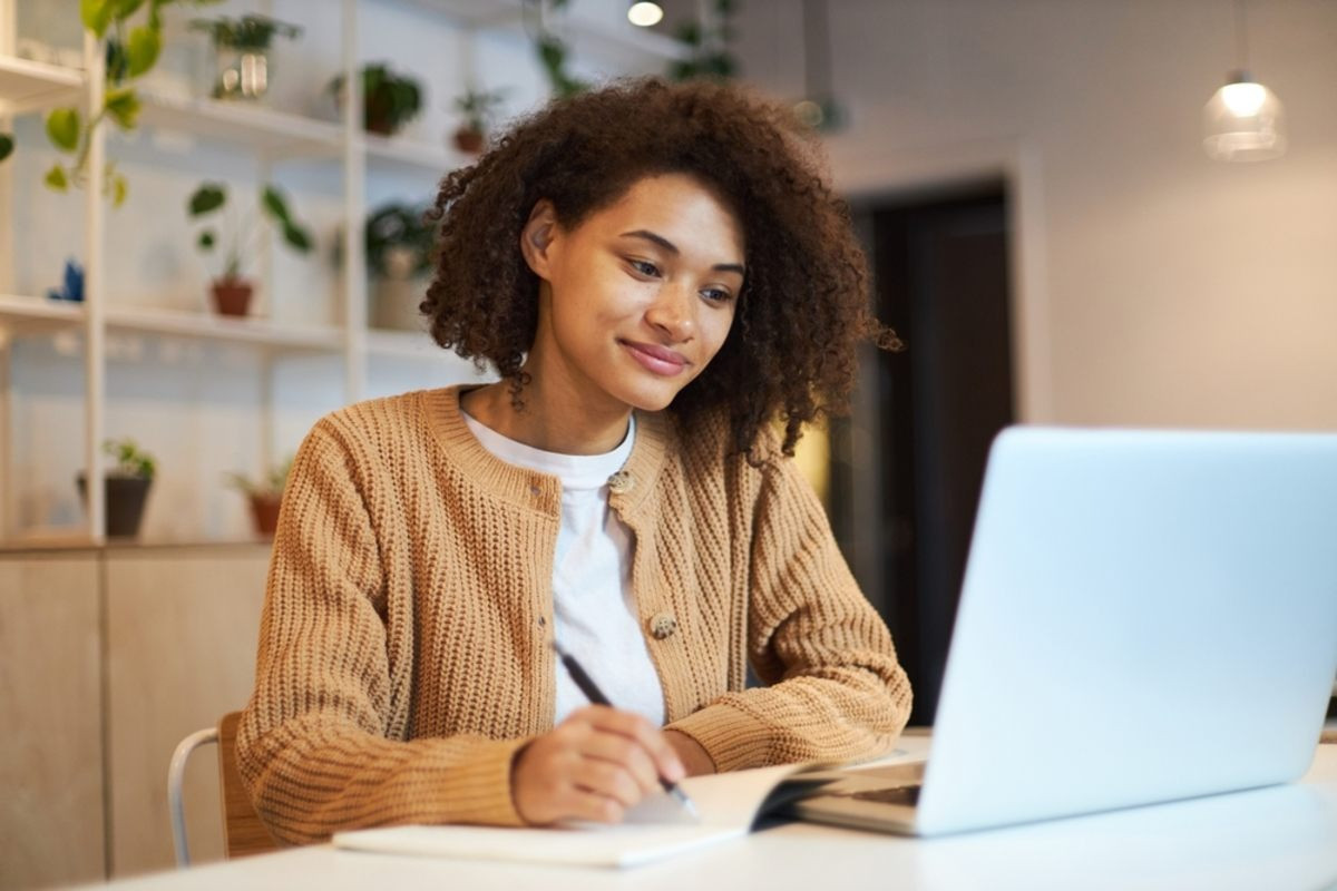 Offre d&rsquo;Emploi : Agent(e) de Communication – DKOM HAS VOYAGE