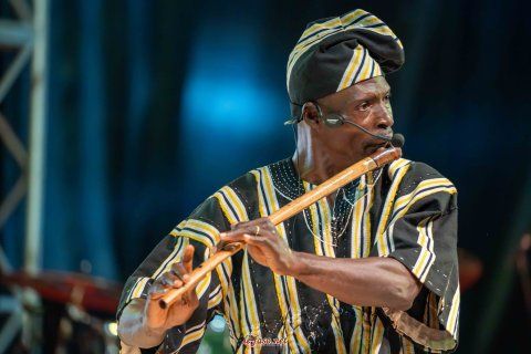 Amzi Franc, portrait du flutiste burkinabe aux trois albums