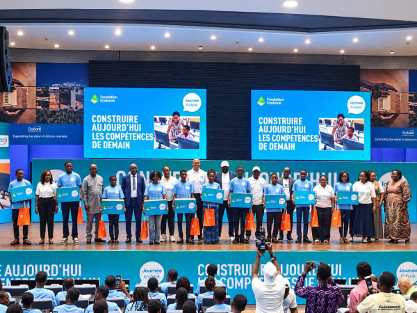 Ecobank Togo dote des bacheliers d&rsquo;ordinateurs et de connexions