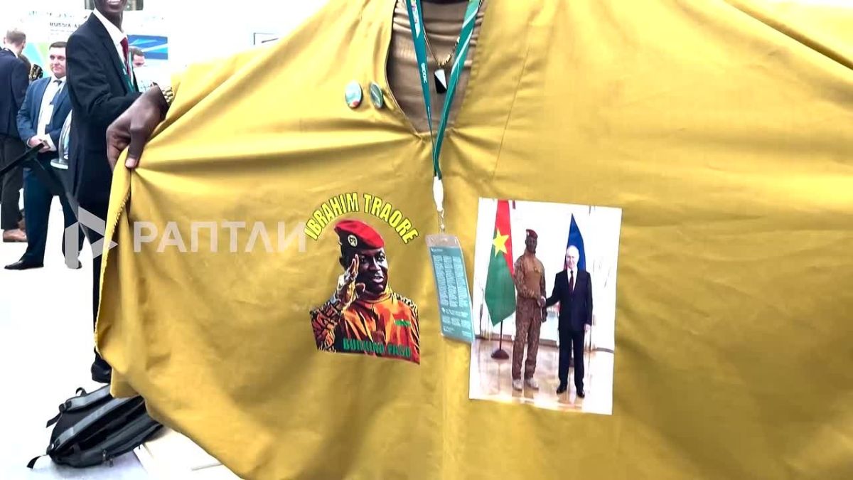 Un participant en poncho russe intrigue au Burkina Faso