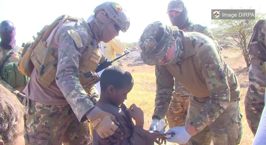 Mali : des medecins militaires soignent des habitants pres de Kidal