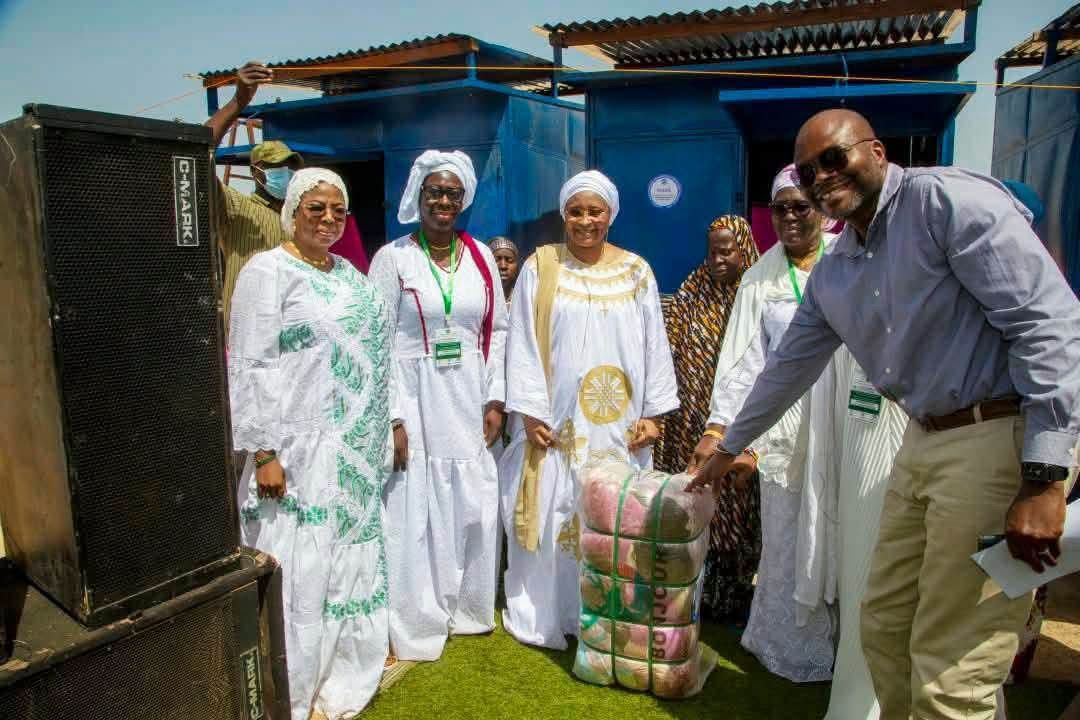 Mali distribue des kits humanitaires a Bamako