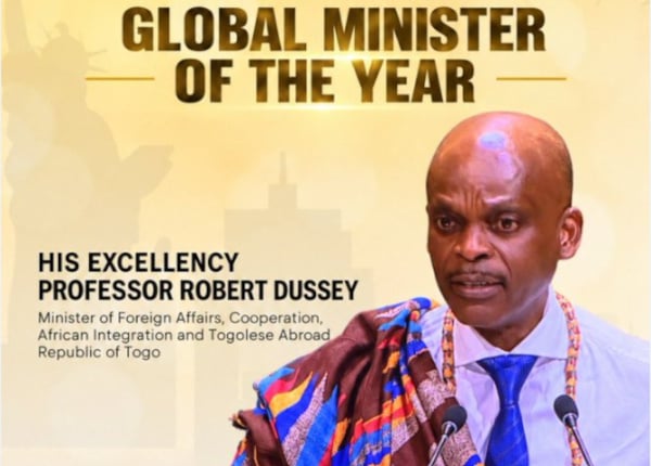 Robert Dussey recoit un prix a New York aux Nations unies