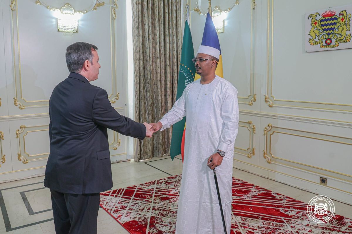 Maxim Dulyan remet ses lettres de creance a N’Djamena