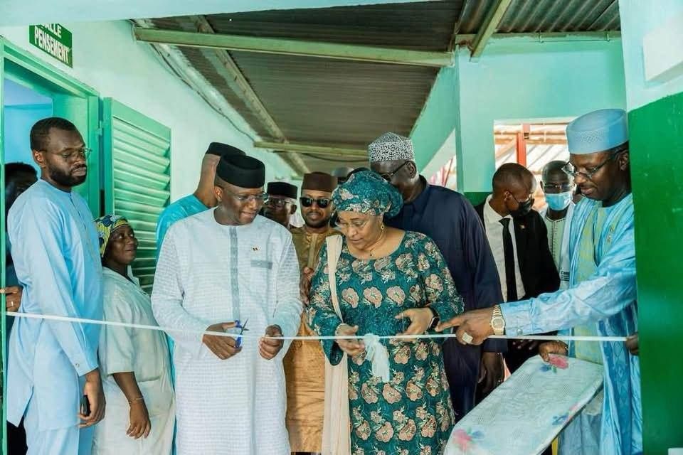 Bamako equipe trois centres de sante en energie solaire